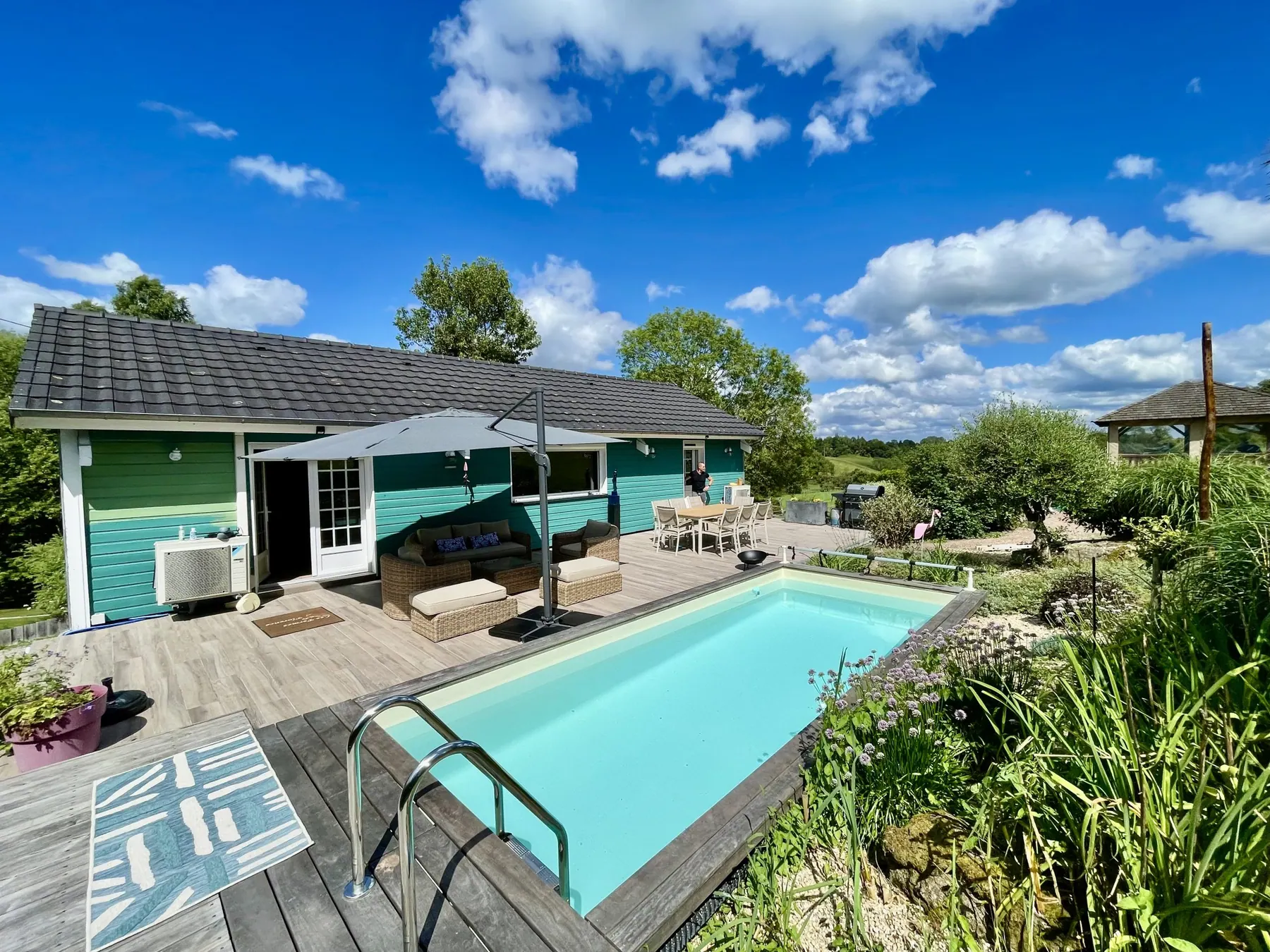 Le Chalet Normand, tout en bois, au bord de la piscine extérieure