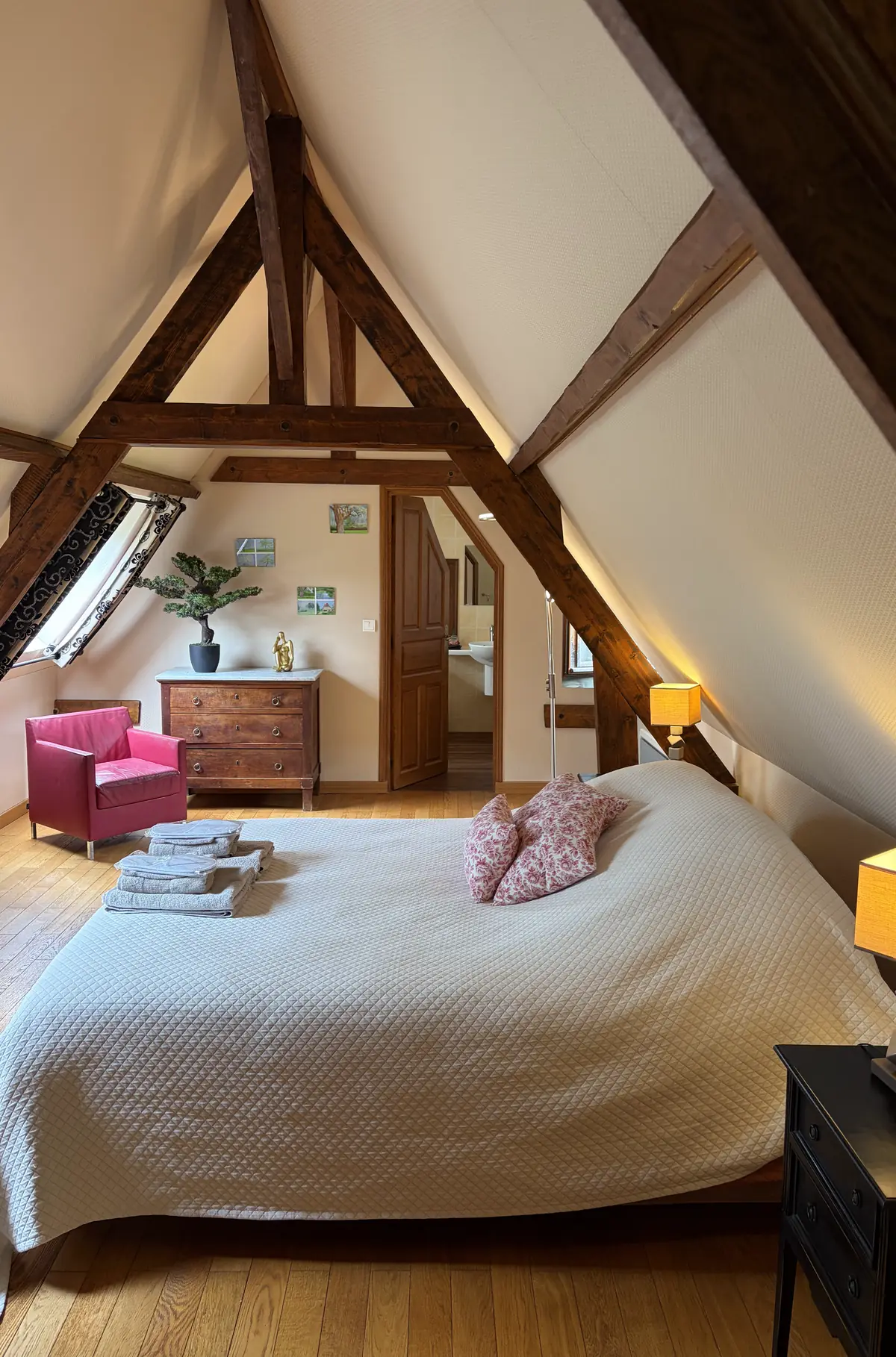 La suite parentale de Reinette Grise, son grand lit sous la charpente