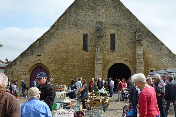 Le marché de Saint-Pierre-sur-Dives devant sa halle