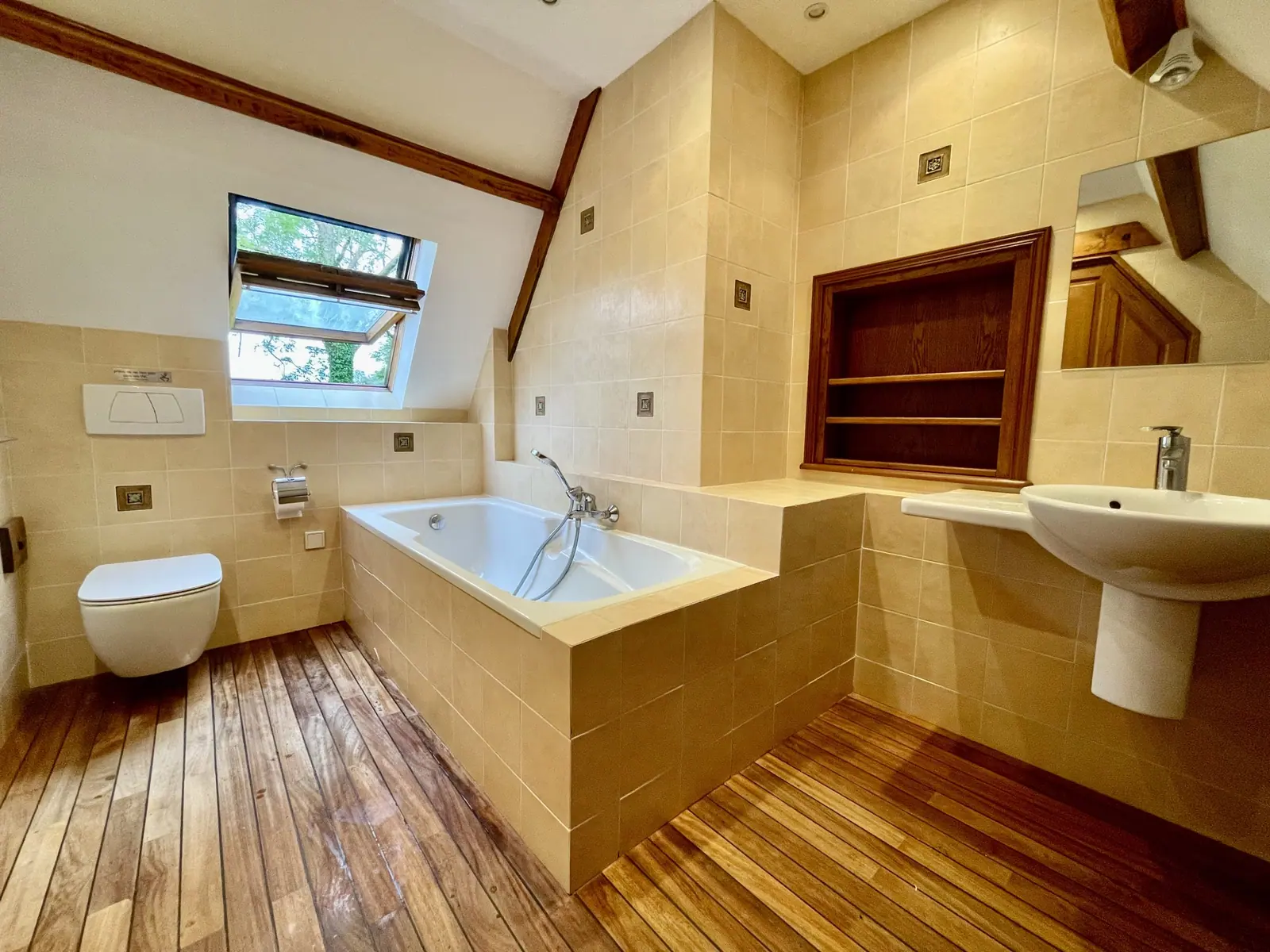 La salle de bain, la baignoire sous la lucarne