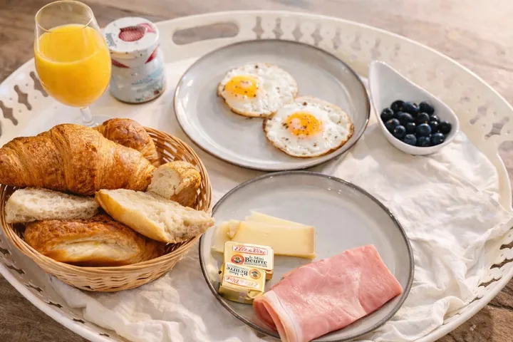 Le petit-déjeuner du Hameau, servi sur un plateau