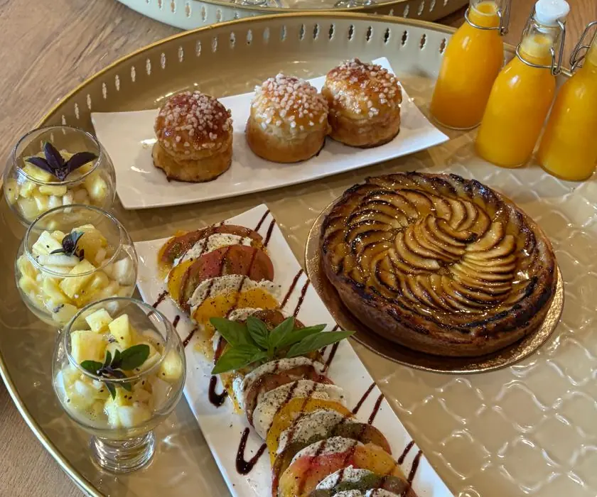 Une tarte aux pommes et des brioches au sucre faites maison, sur le plateau du brunch