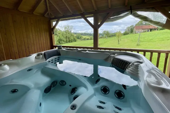Le jacuzzi ouvert sur le vallon, pour un week-end en amoureux