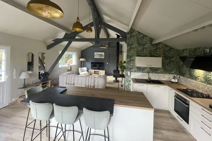 La pièce à vivre du Chalet Normand autour de l’îlot, pour un séminaire au vert en Normandie