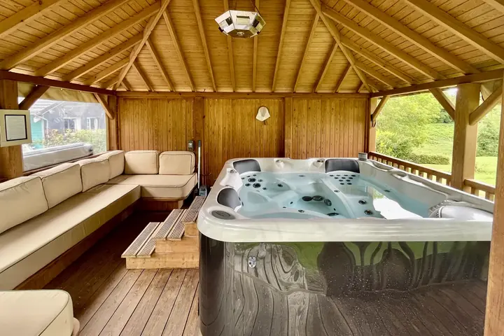 Le jacuzzi du gîte sous son kiosque de bois