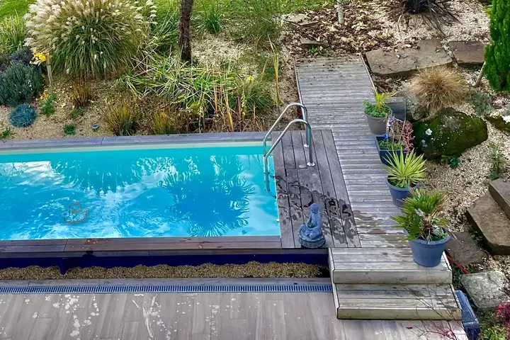 La piscine extérieure chauffée du Chalet Normand